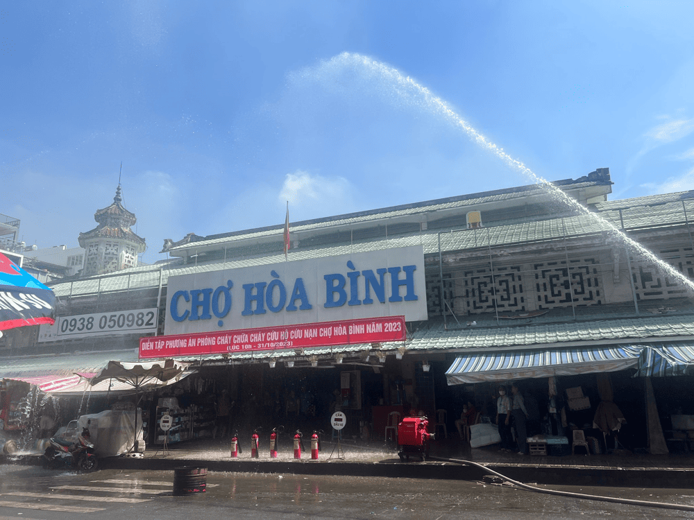 Hoa Binh Market is very famous for its dried foods (Source: Chợ H&ograve;a B&igrave;nh Quận 5)
